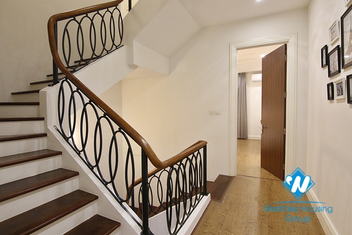  Beautiful corner villa with Garden for rent in Vinhomer Riverside - Long Bien